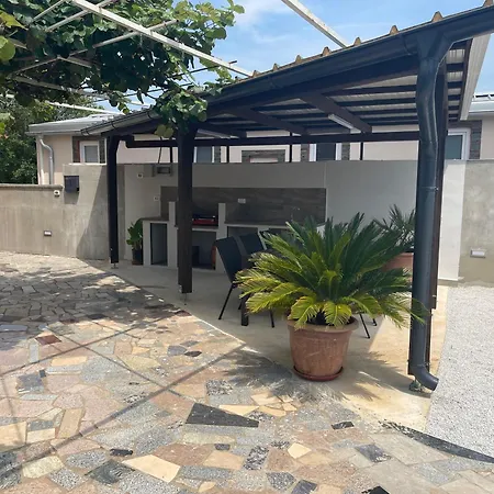 Apartment In Mit Grill