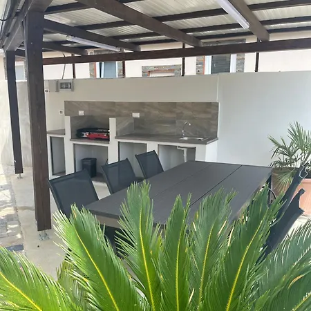 Apartment In Mit Grill